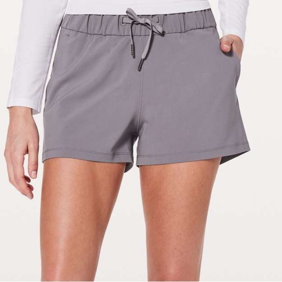Lululemon On The Fly Short Woven 2.5" size: 2 - Picture 1 of 6